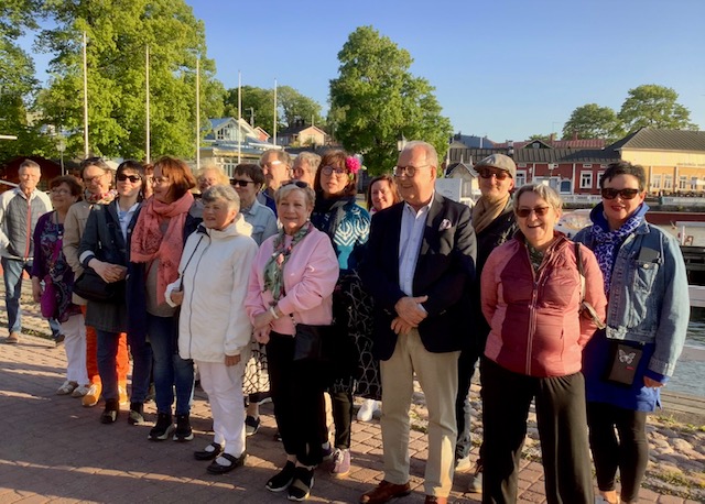 Kuoro juhlistamassa kesän alkua Naantalissa 2023